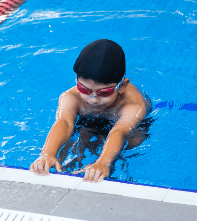 Clases de natación divertidas para niños y niñas