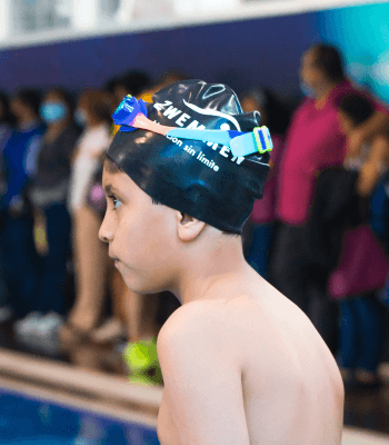 Clases de natación para niños y niñas principiantes