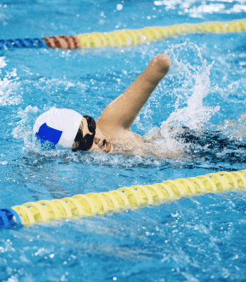 Academia de natación para niños y niñas con discapacidades